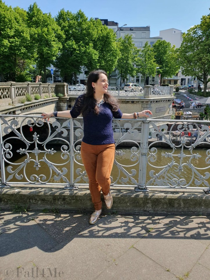 Navy blue on top and cognac on the bottom for summer.