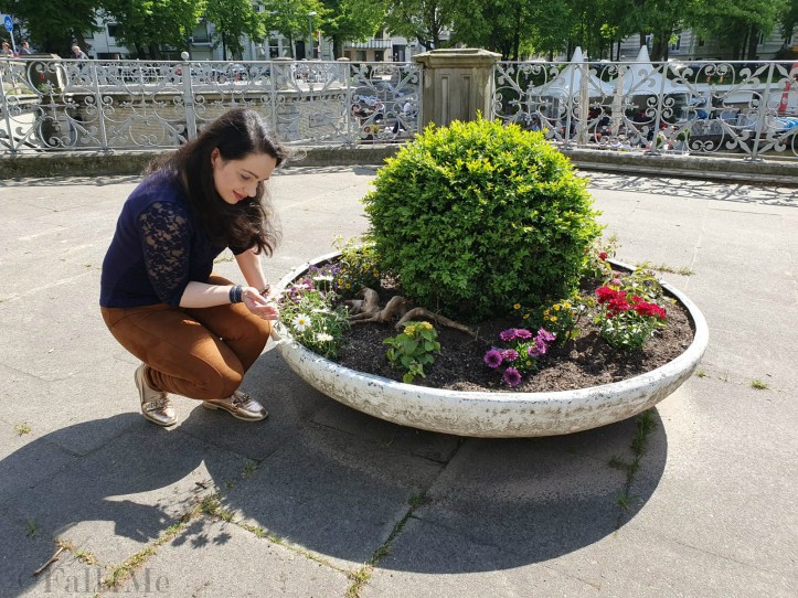 Navy blue on top and cognac on the bottom for summer.