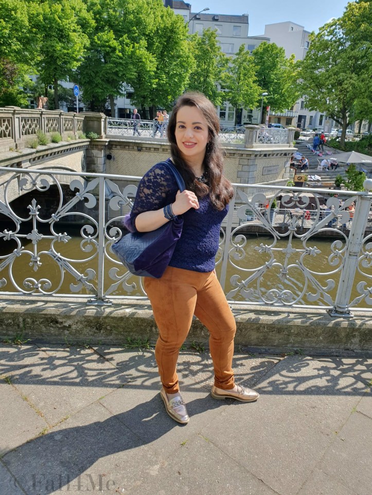 Navy blue on top and cognac on the bottom for summer.