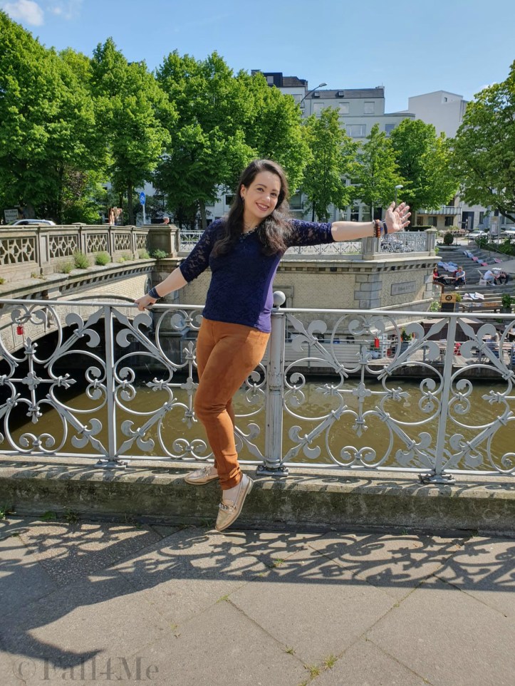 Navy blue on top and cognac on the bottom for summer.