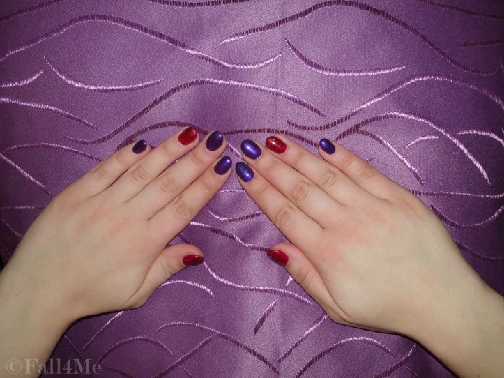 Nails in shimmering ultraviolet and glittery red on the ring-finger and thumb.