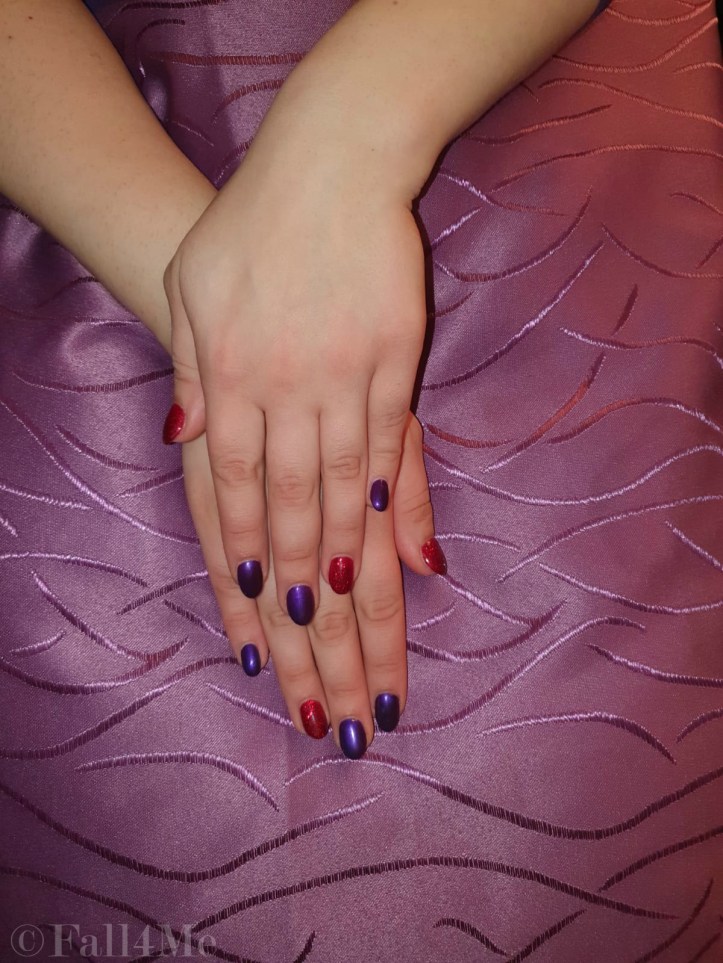Nails in shimmering ultraviolet and glittery red on the ring-finger and thumb.