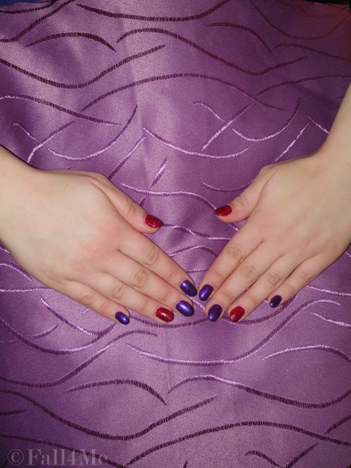 Nails in shimmering ultraviolet and glittery red on the ring-finger and thumb.