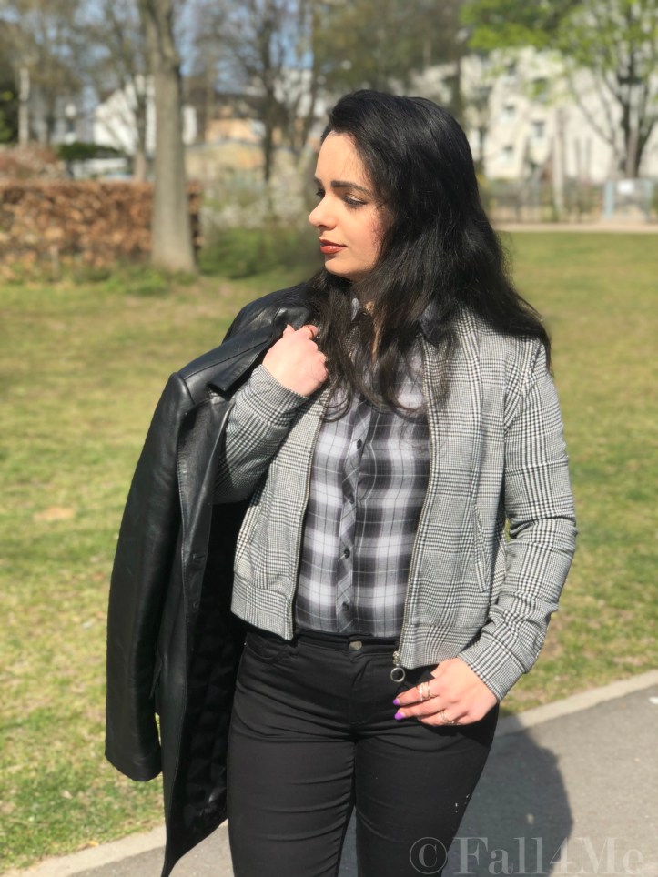 Classy check pattern mix surrounded by black and black leather 90s style.