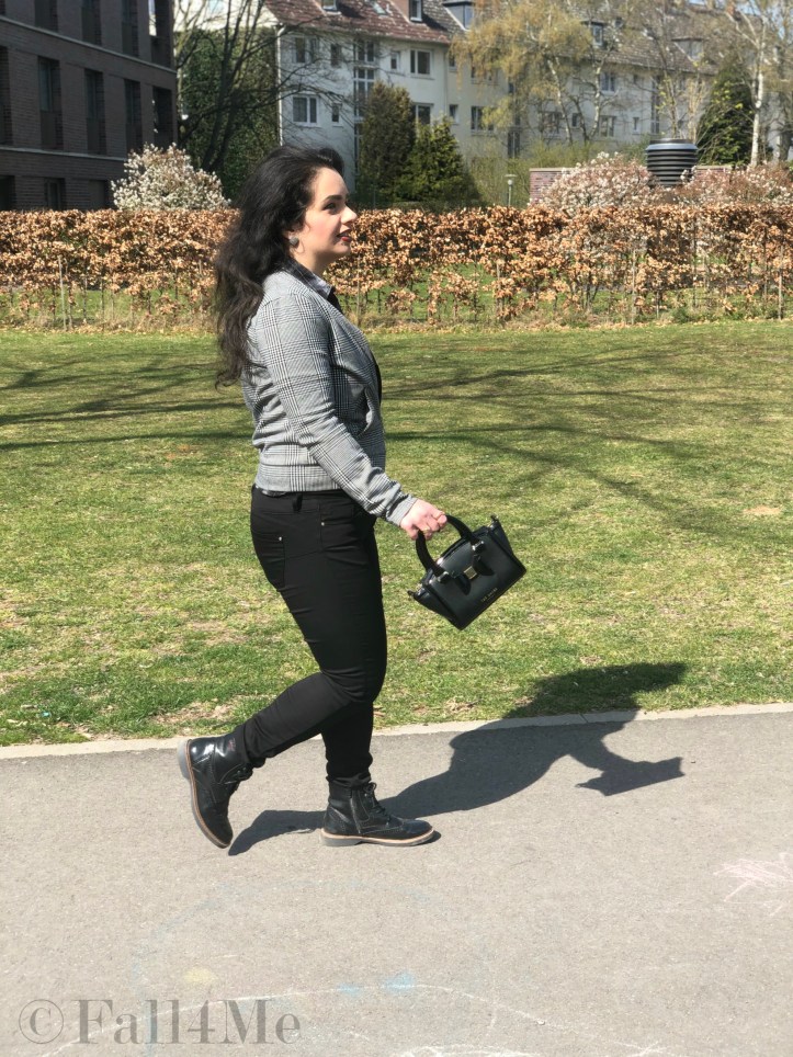 Classy check pattern mix surrounded by black and black leather 90s style.