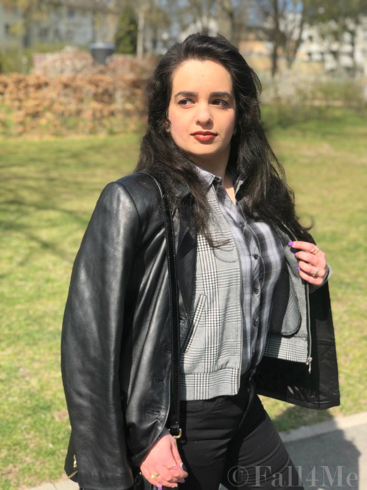 Classy check pattern mix surrounded by black and black leather 90s style.