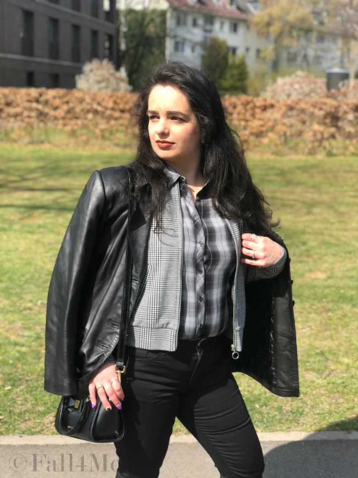 Classy check pattern mix surrounded by black and black leather 90s style.