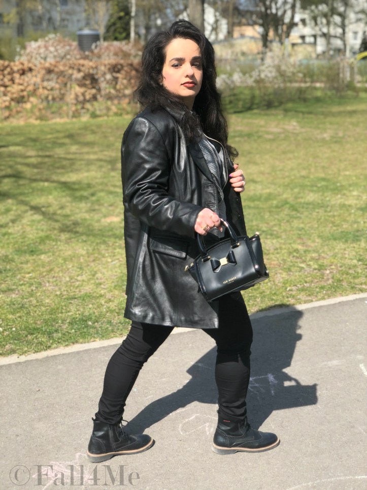 Classy check pattern mix surrounded by black and black leather 90s style.