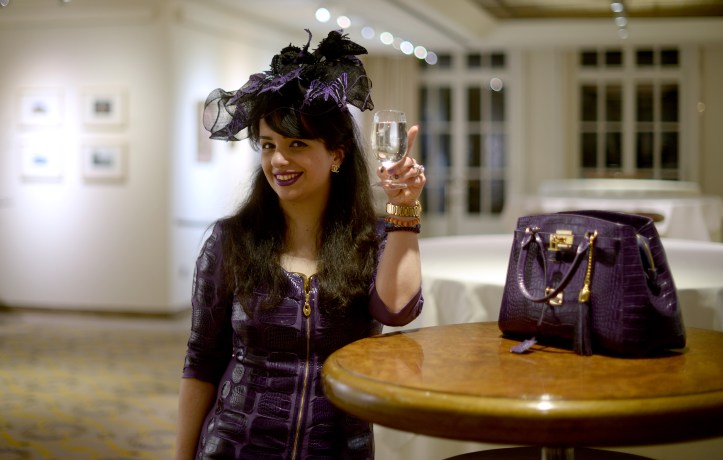 A purple outfit shade in shade by Liz Malraux with black contrasts.