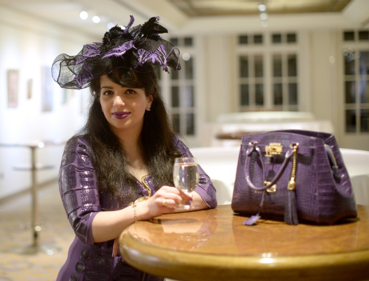 A purple outfit shade in shade by Liz Malraux with black contrasts.