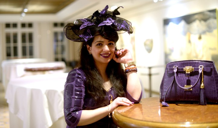 A purple outfit shade in shade by Liz Malraux with black contrasts.