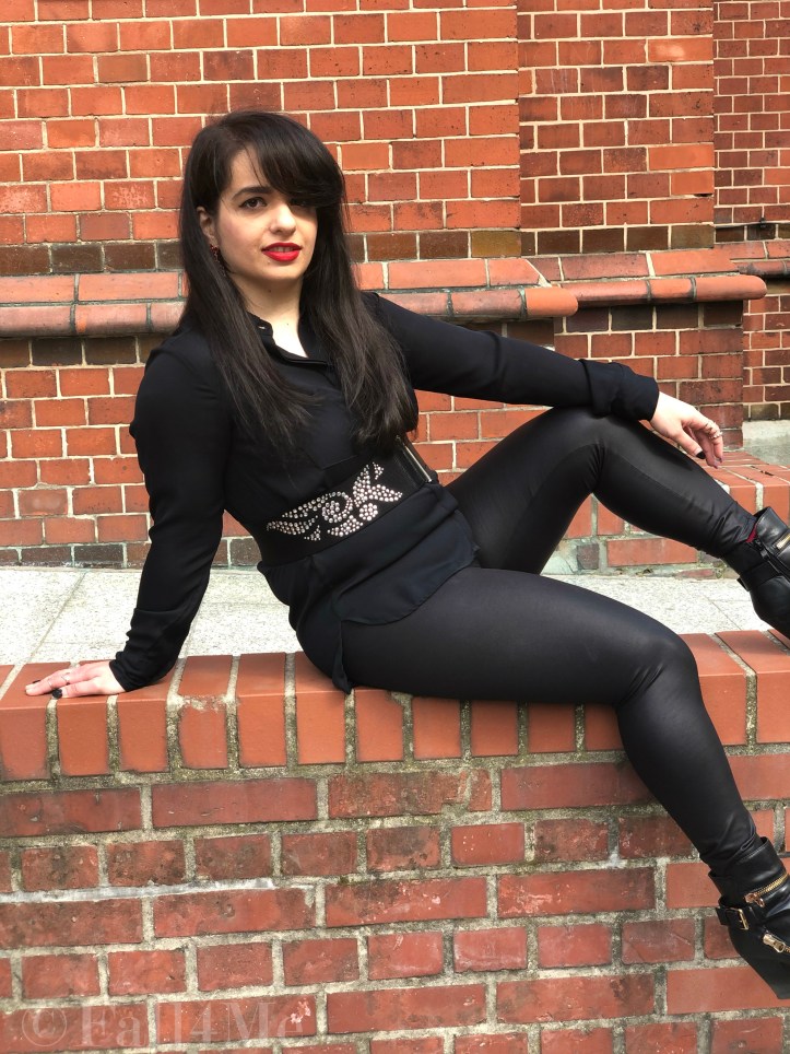 Black with red accents transparent and rocky, that's the Victorian Romance