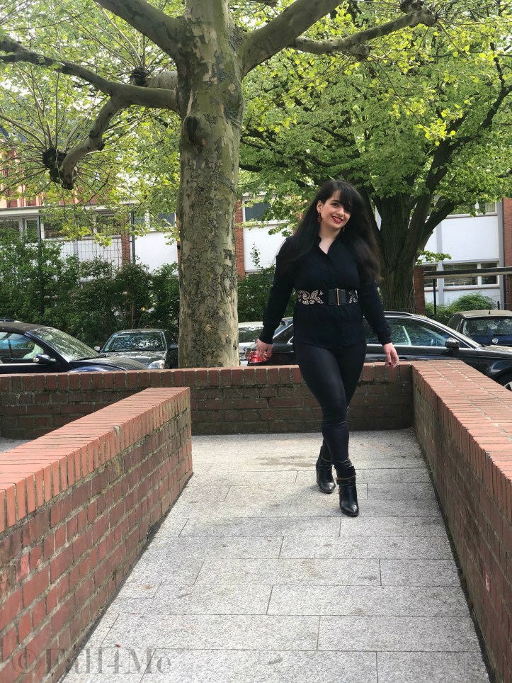 Black with red accents transparent and rocky, that's the Victorian Romance