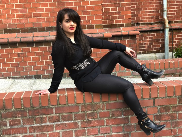 Black with red accents transparent and rocky, that's the Victorian Romance