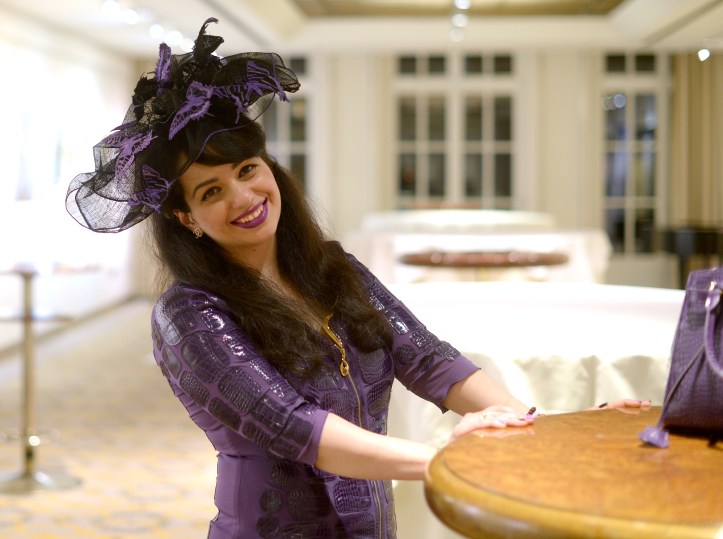 A purple outfit shade in shade by Liz Malraux with black contrasts.