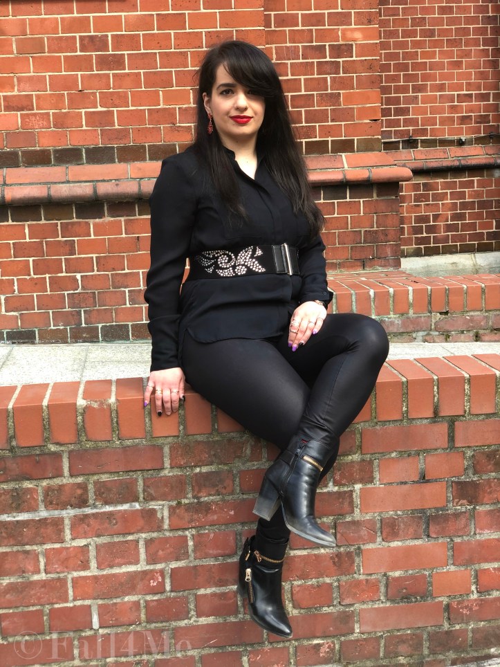 Black with red accents transparent and rocky, that's the Victorian Romance