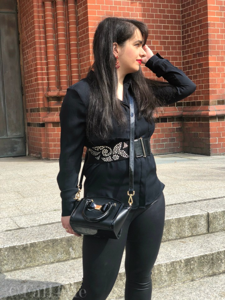 Black with red accents transparent and rocky, that's the Victorian Romance