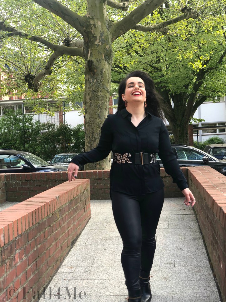 Black with red accents transparent and rocky, that's the Victorian Romance