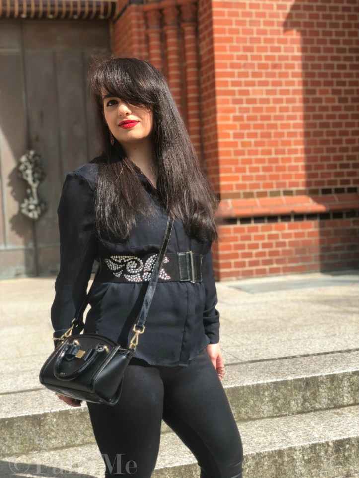 Black with red accents transparent and rocky, that's the Victorian Romance