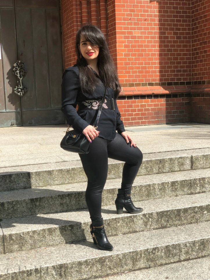 Black with red accents transparent and rocky, that's the Victorian Romance