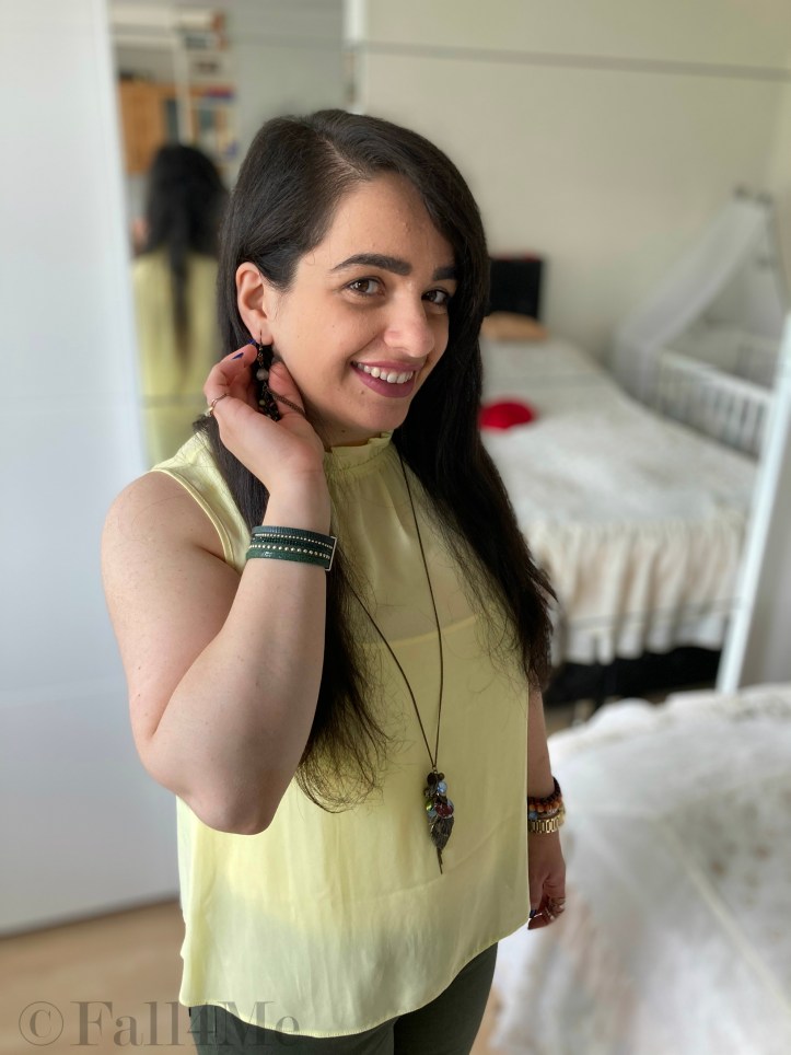 A lemon yellow shirt with oliv green pants.