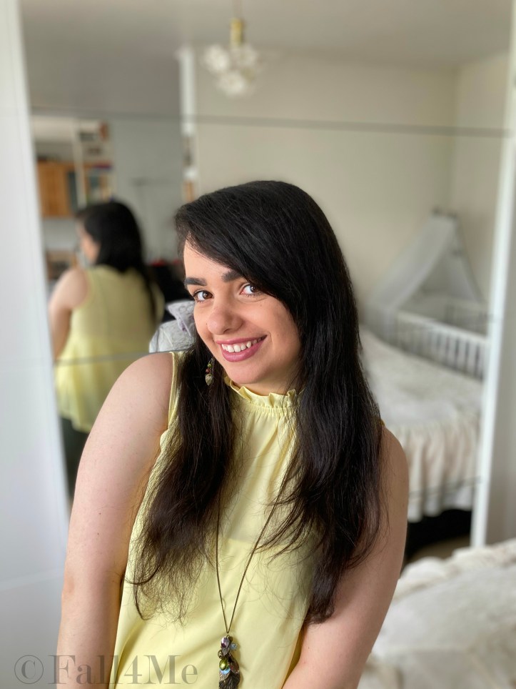 A lemon yellow shirt with oliv green pants.