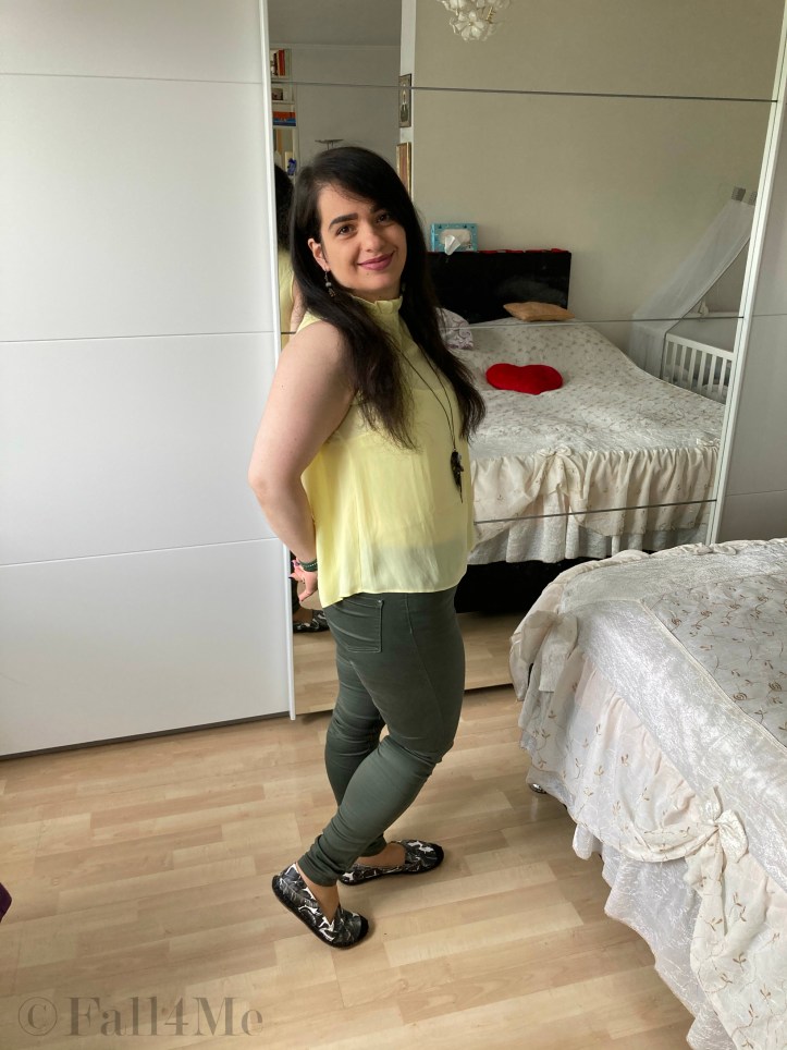 A lemon yellow shirt with oliv green pants.