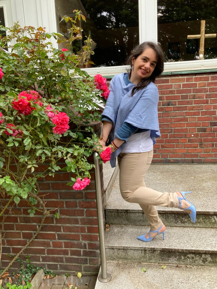 Casual elegance of the early 2000s: a beige pants combined with bluey-grey high heels and a poncho for fresh summer days.