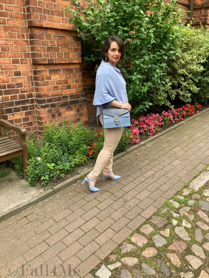 Casual elegance of the early 2000s: a beige pants combined with bluey-grey high heels and a poncho for fresh summer days.