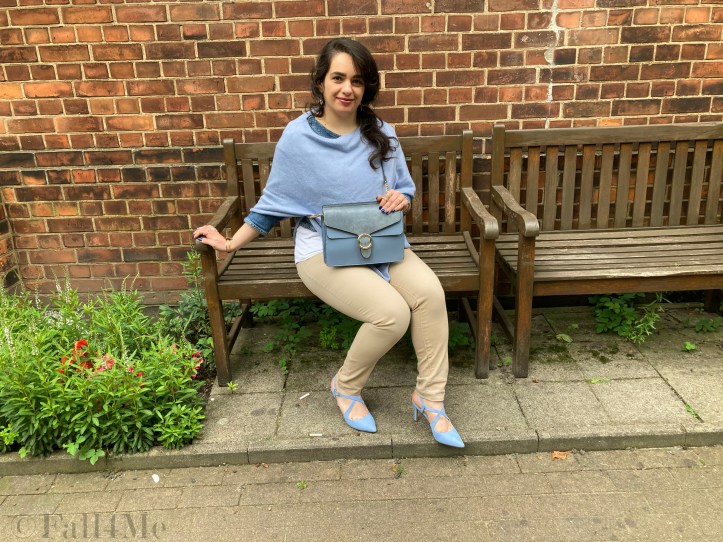 Casual elegance of the early 2000s: a beige pants combined with bluey-grey high heels and a poncho for fresh summer days.