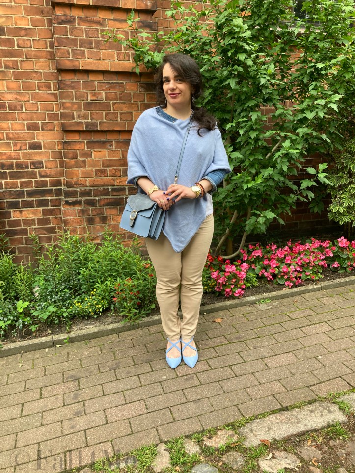 Casual elegance of the early 2000s: a beige pants combined with bluey-grey high heels and a poncho for fresh summer days.