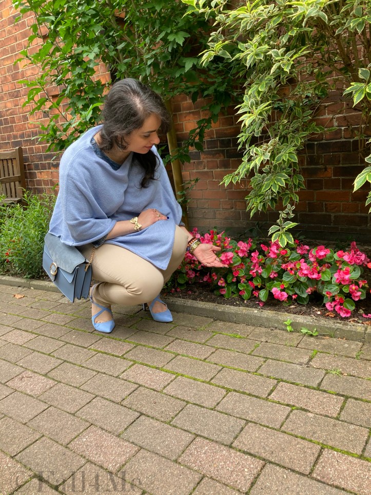 Casual elegance of the early 2000s: a beige pants combined with bluey-grey high heels and a poncho for fresh summer days.