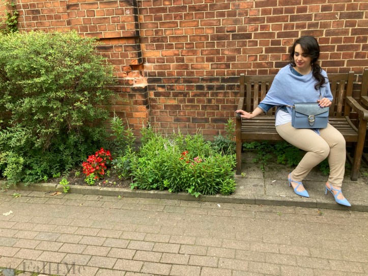 Casual elegance of the early 2000s: a beige pants combined with bluey-grey high heels and a poncho for fresh summer days.