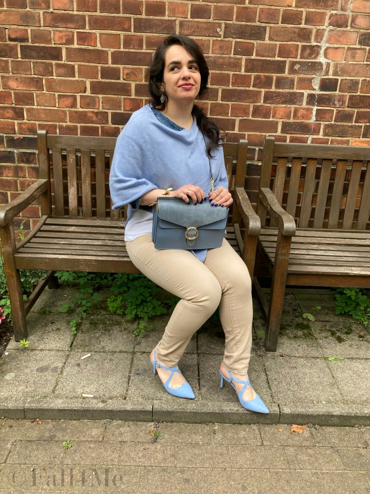 Casual elegance of the early 2000s: a beige pants combined with bluey-grey high heels and a poncho for fresh summer days.