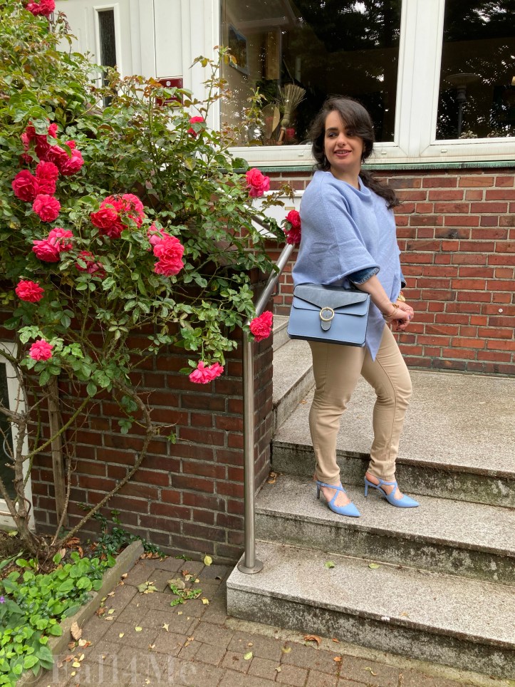 Casual elegance of the early 2000s: a beige pants combined with bluey-grey high heels and a poncho for fresh summer days.