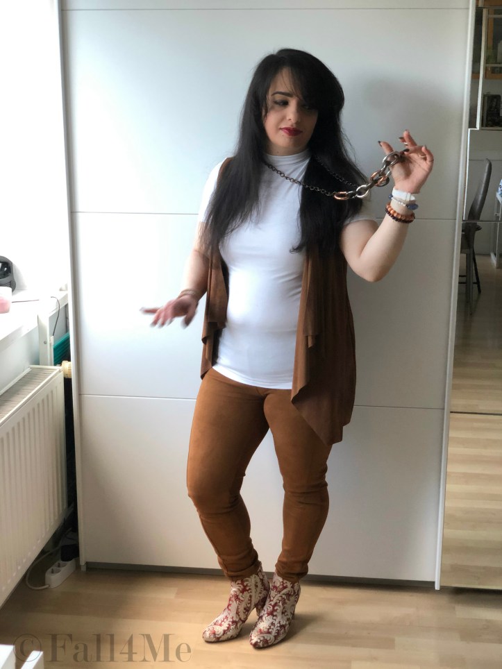 The Gipsy style of 2020: fringes, shades of cognac with white and dark red.