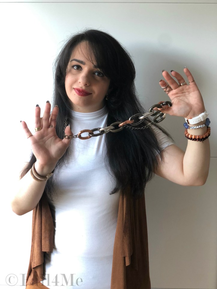 The Gipsy style of 2020: fringes, shades of cognac with white and dark red.