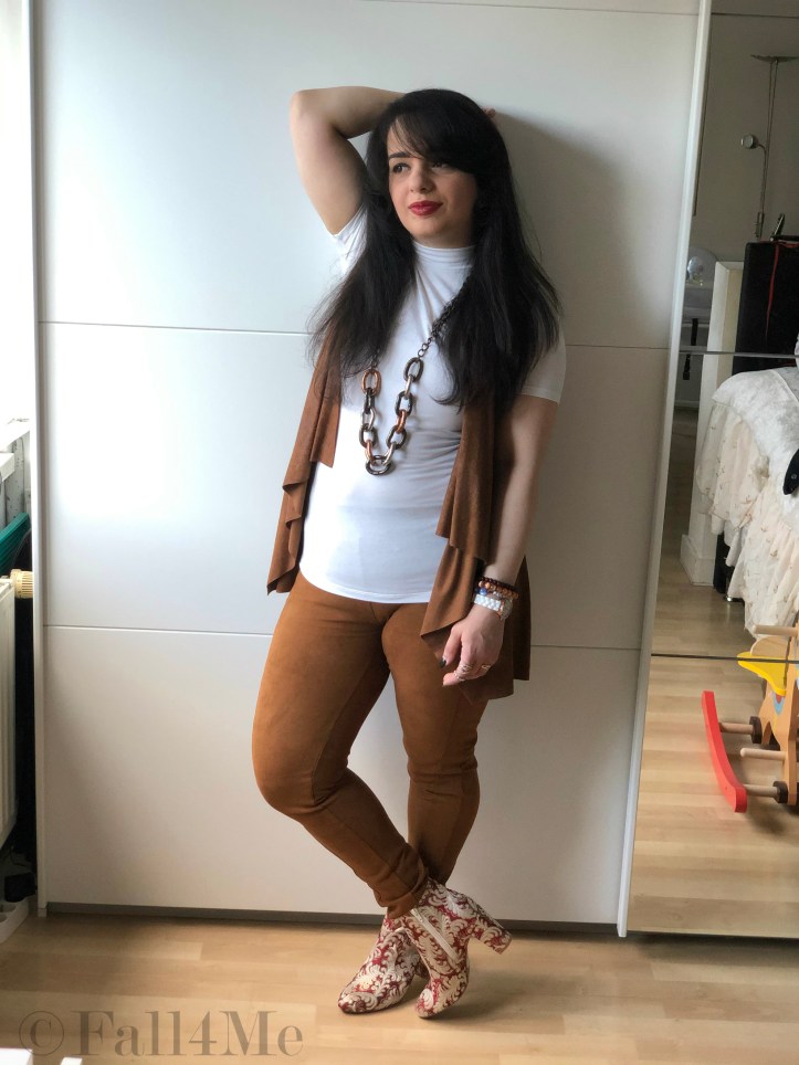 The Gipsy style of 2020: fringes, shades of cognac with white and dark red.