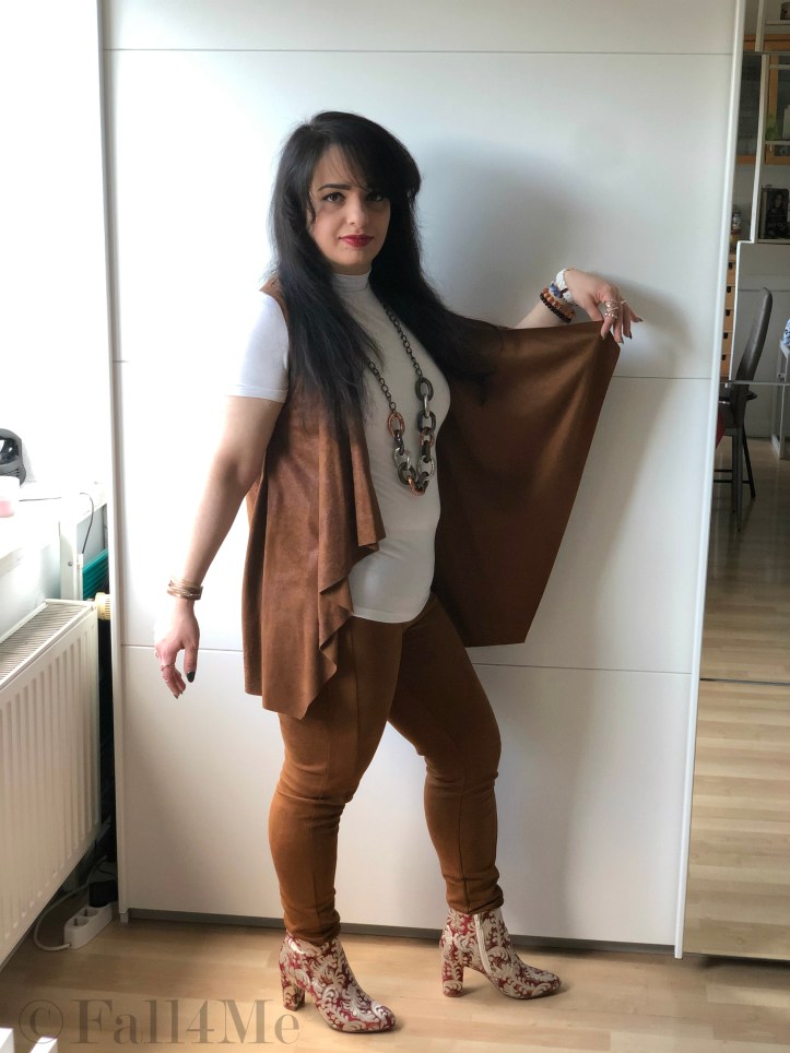 The Gipsy style of 2020: fringes, shades of cognac with white and dark red.