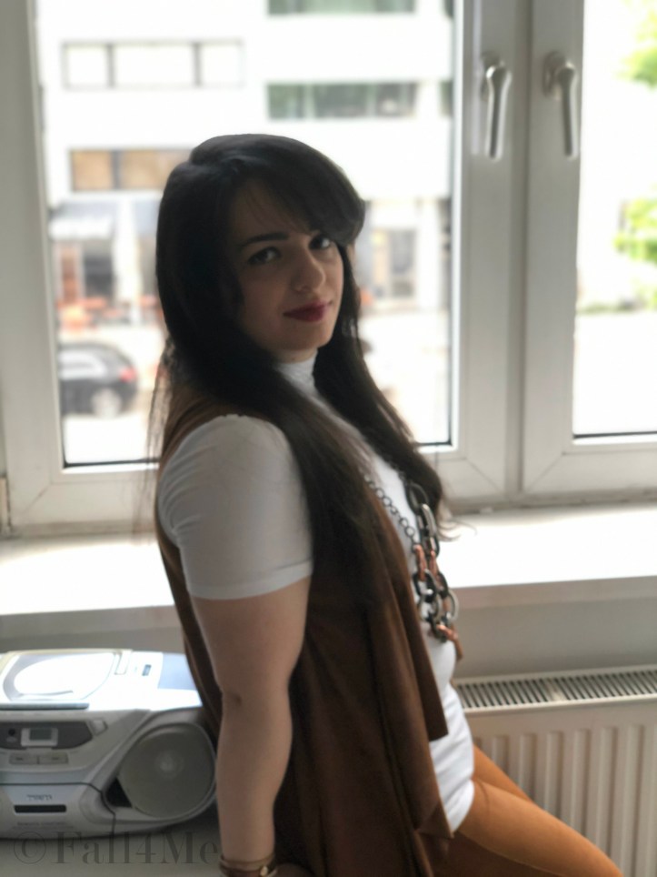 The Gipsy style of 2020: fringes, shades of cognac with white and dark red.