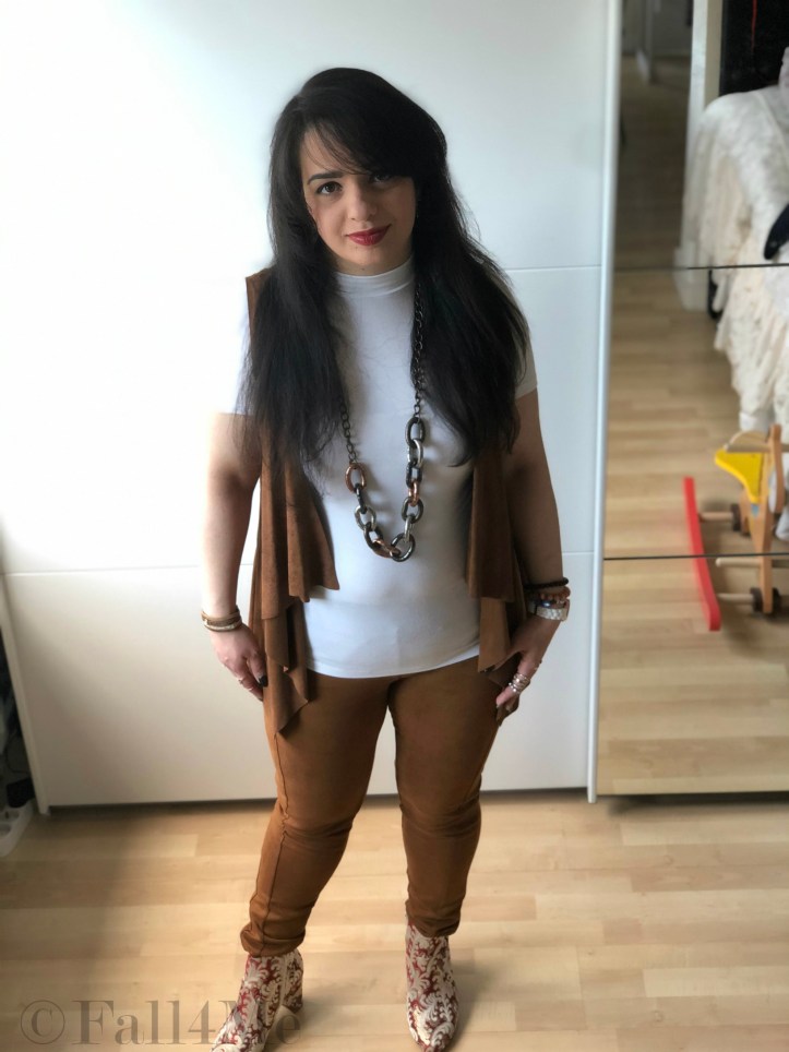 The Gipsy style of 2020: fringes, shades of cognac with white and dark red.