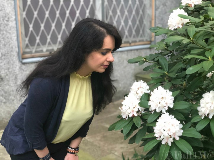 A classy elegant look in navy and lemon with flowers decorated