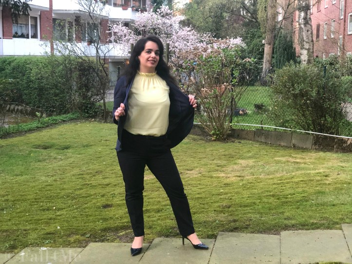 A classy elegant look in navy and lemon with flowers decorated