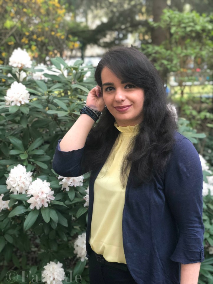 A classy elegant look in navy and lemon with flowers decorated