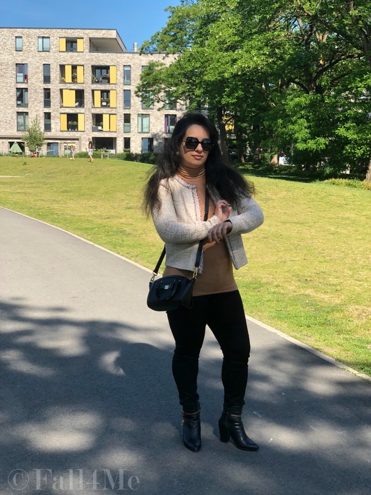 Beige on top combined with black on the bottom. On the focus, the French tweed blazer.