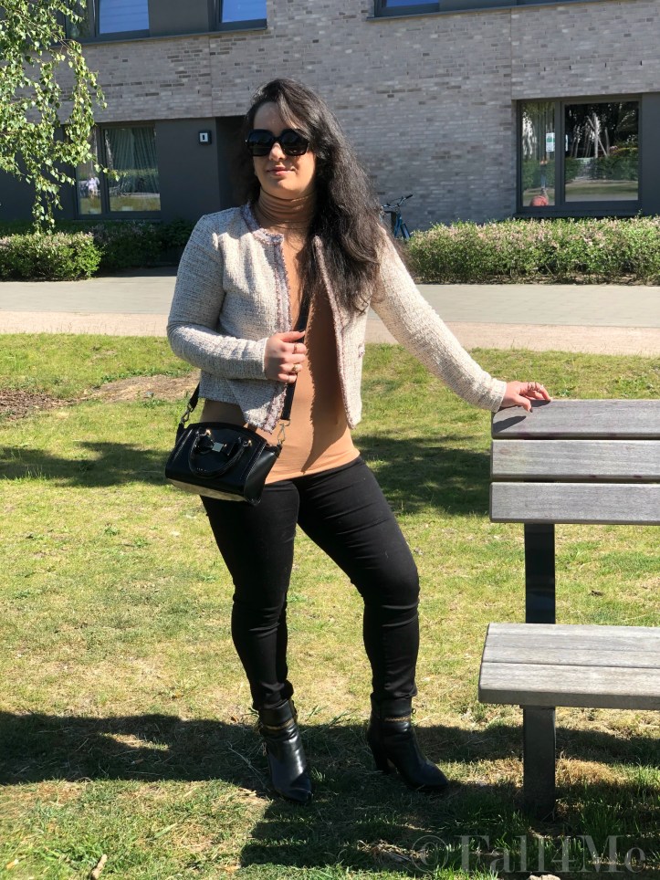 Beige on top combined with black on the bottom. On the focus, the French tweed blazer.