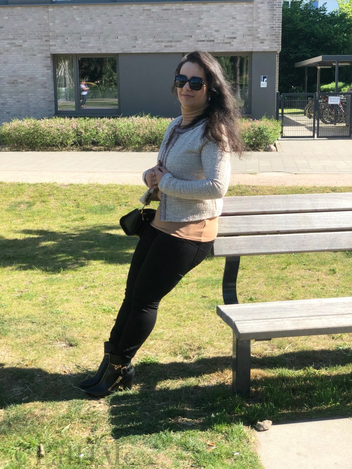 Beige on top combined with black on the bottom. On the focus, the French tweed blazer.