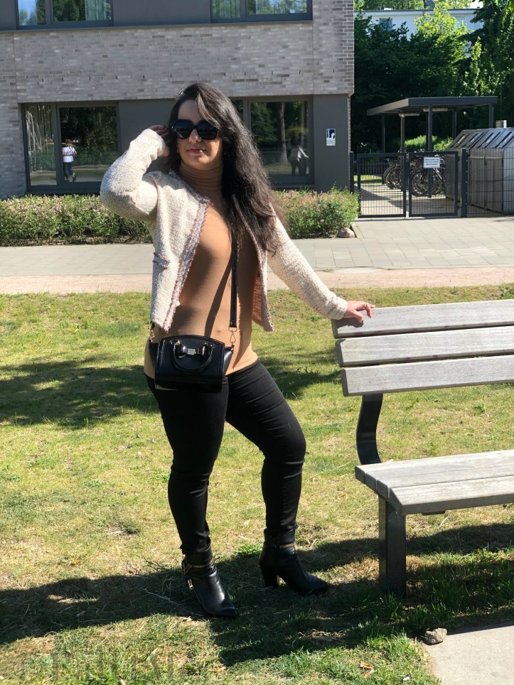 Beige on top combined with black on the bottom. On the focus, the French tweed blazer.