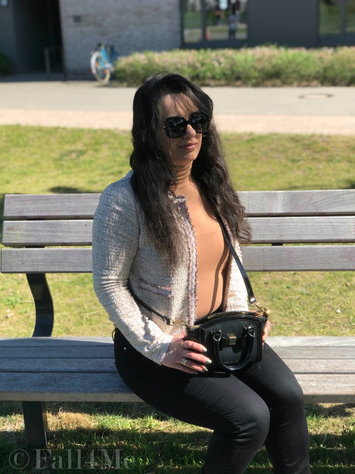 Beige on top combined with black on the bottom. On the focus, the French tweed blazer.