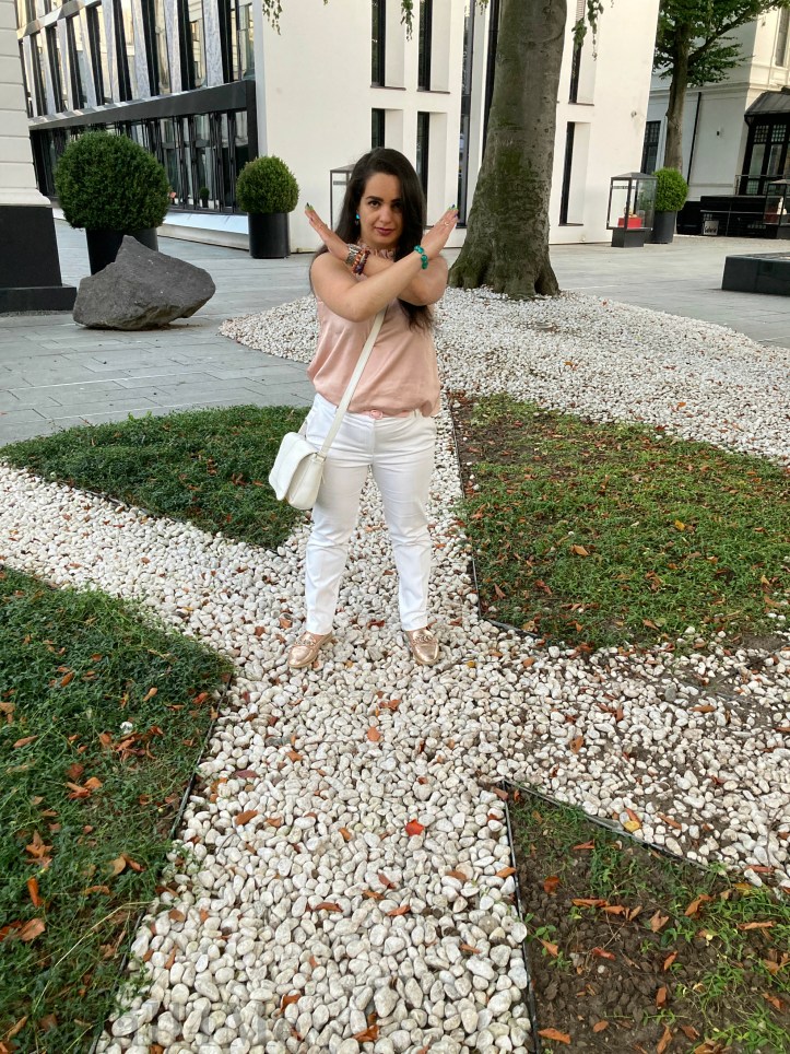 Soft rose combined with white and petrol-colored accents.